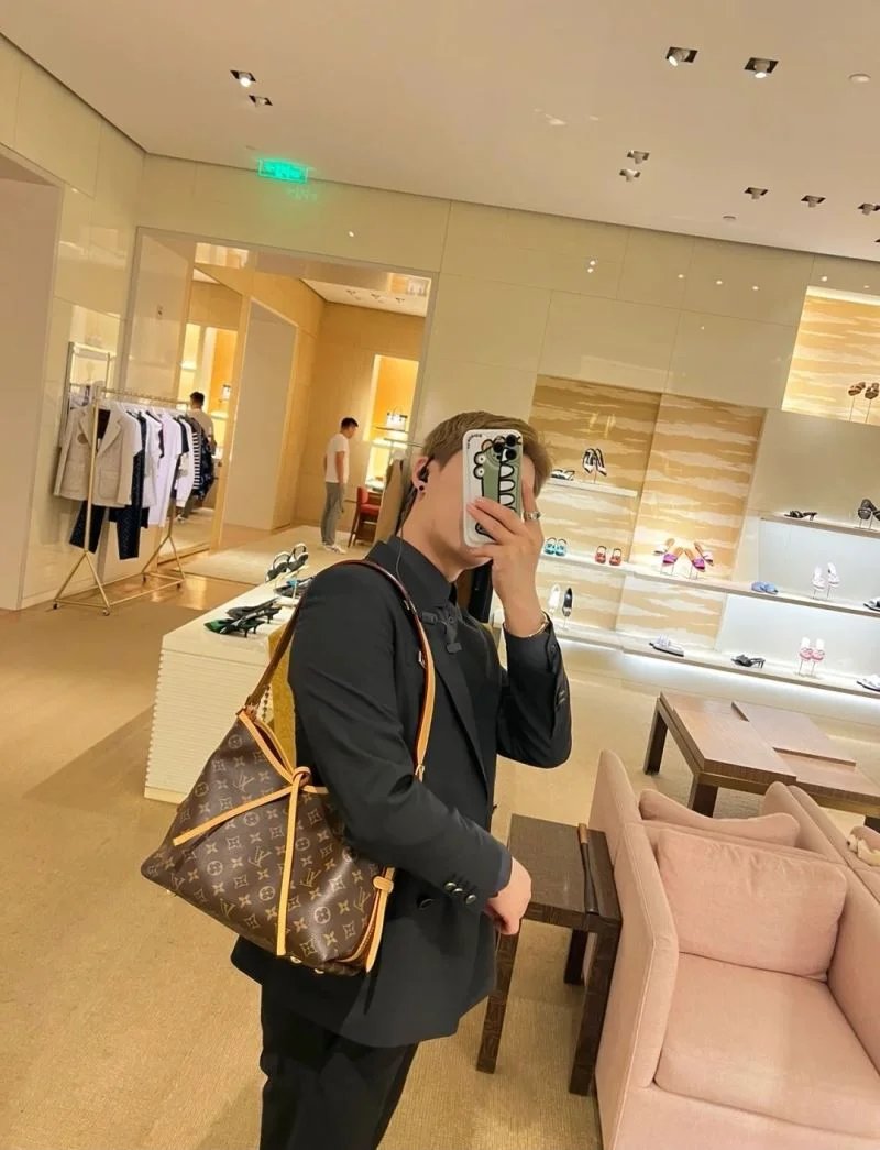 SunProtective Louis Vuitton Shopping Bags 39129