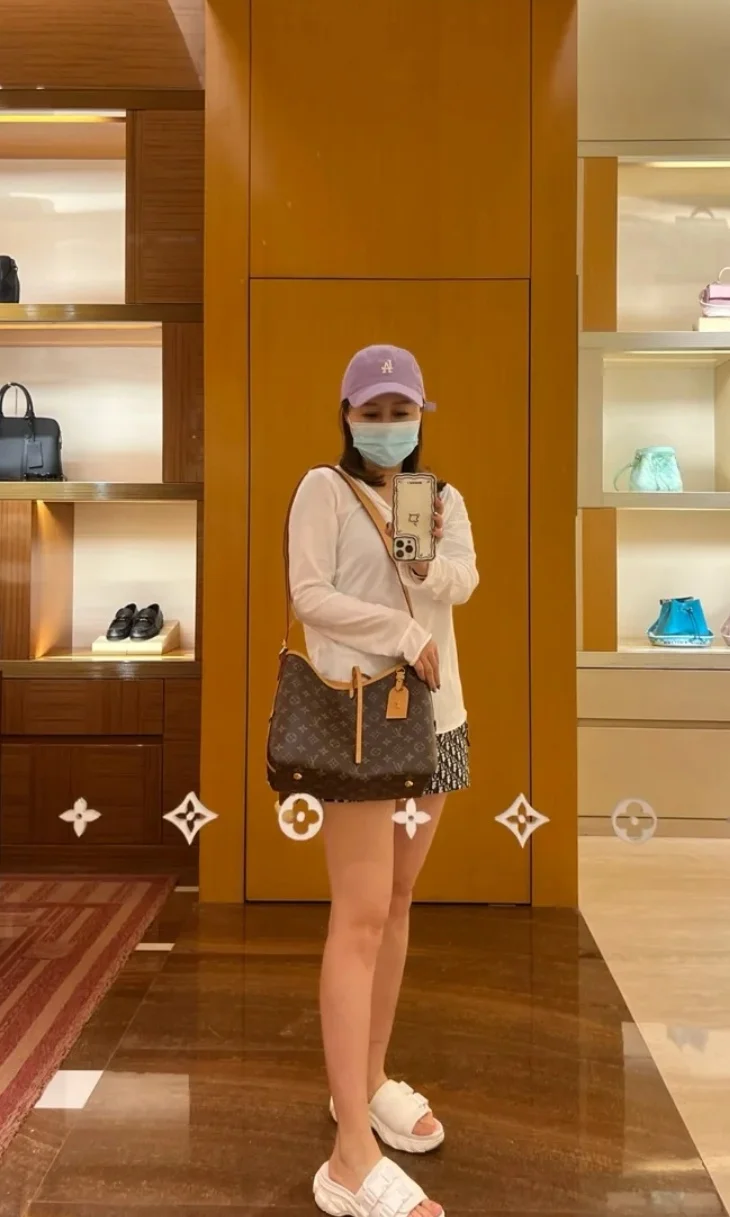 SunProtective Louis Vuitton Shopping Bags 39129