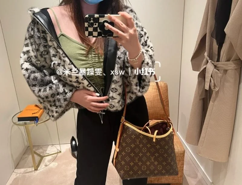 SunProtective Louis Vuitton Shopping Bags 39129