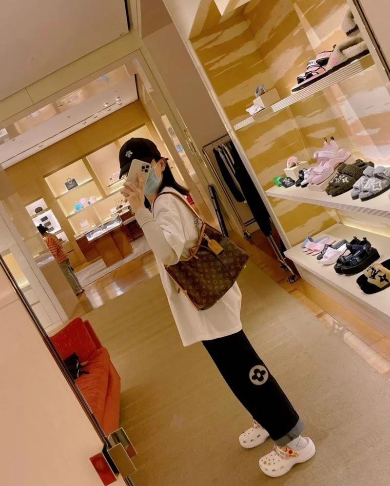 SunProtective Louis Vuitton Shopping Bags 39129