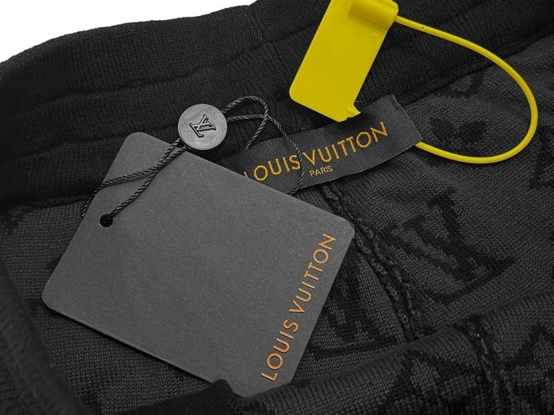 Lightweight Louis Vuitton Short Pants 138536
