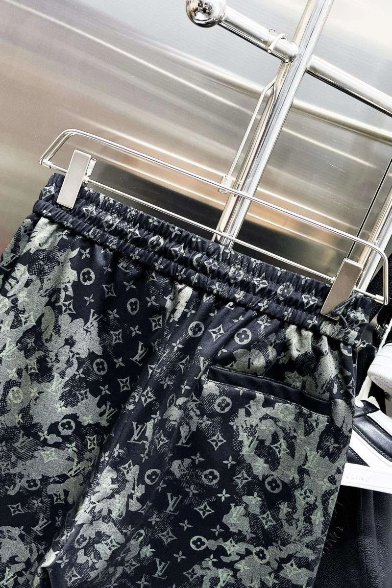 Sporty Louis Vuitton Short Pants 136441