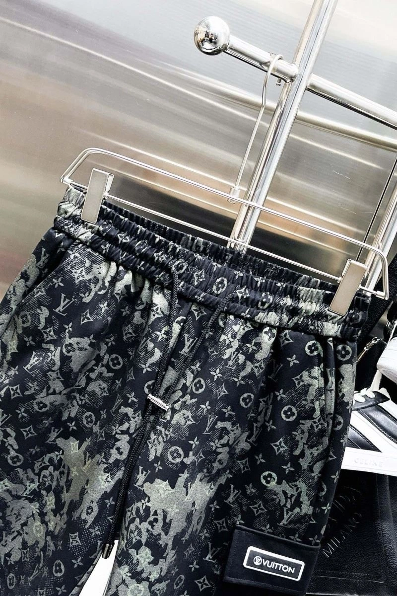 Sporty Louis Vuitton Short Pants 136441
