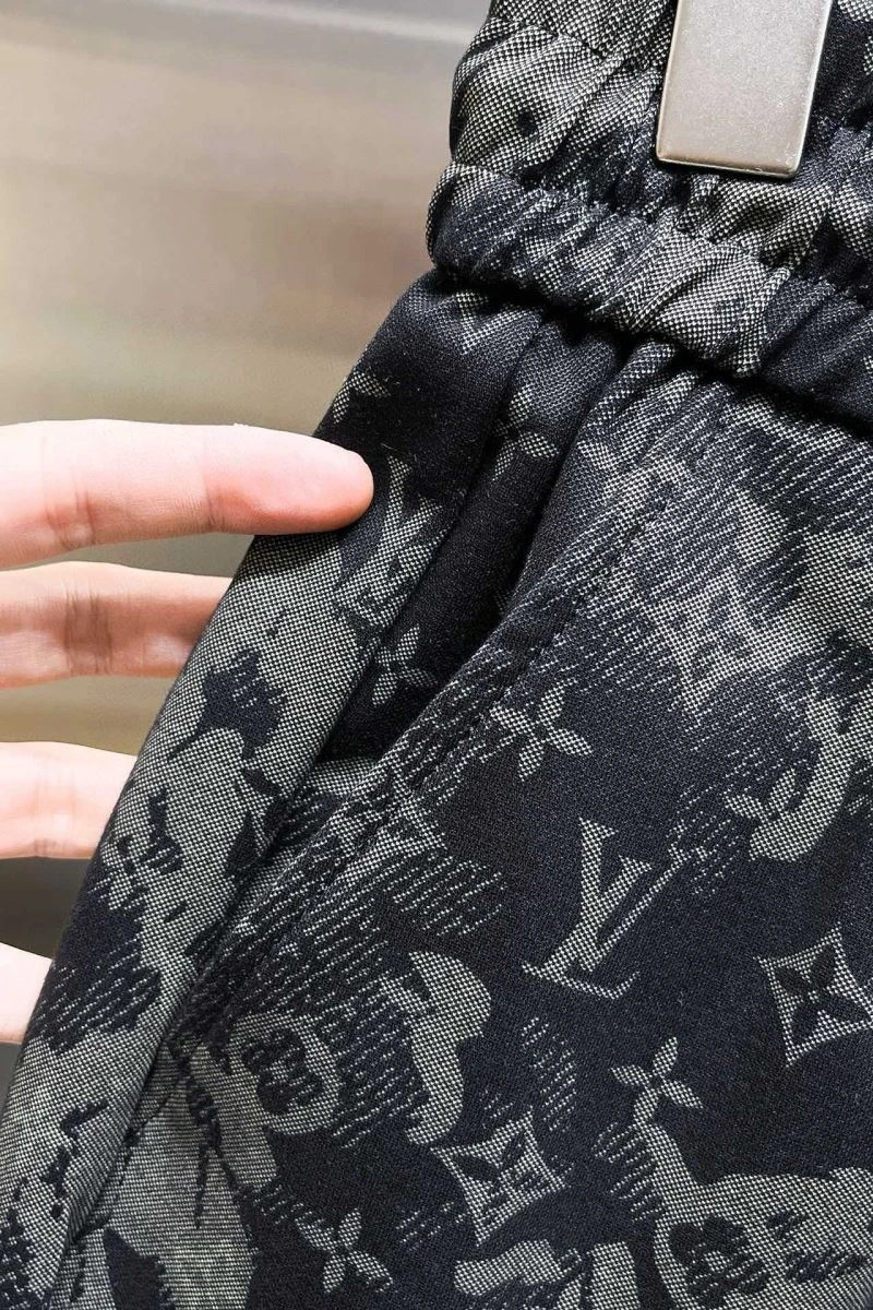 Sporty Louis Vuitton Short Pants 136441