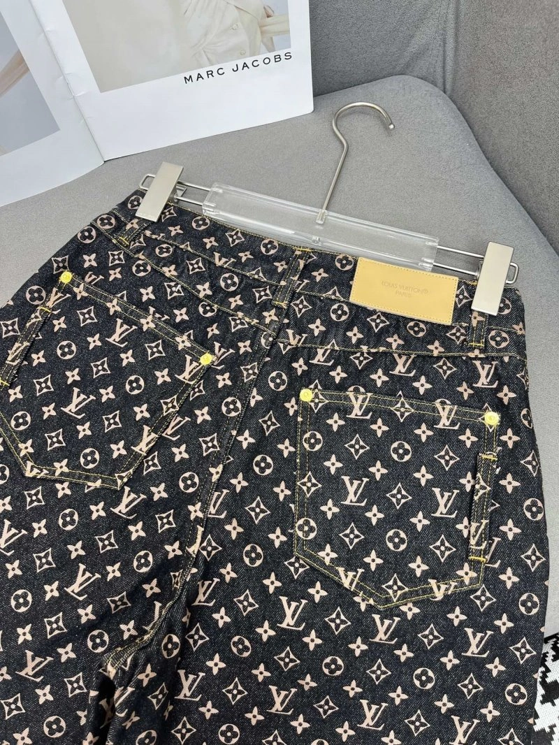 EyeCatching Louis Vuitton Short Pants 131375