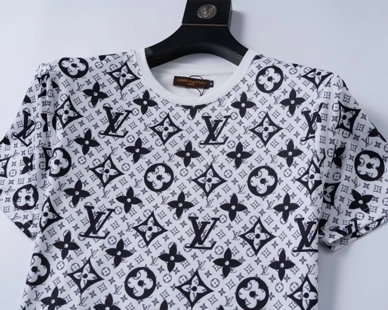 Lightweight Louis Vuitton Short Suits 138514