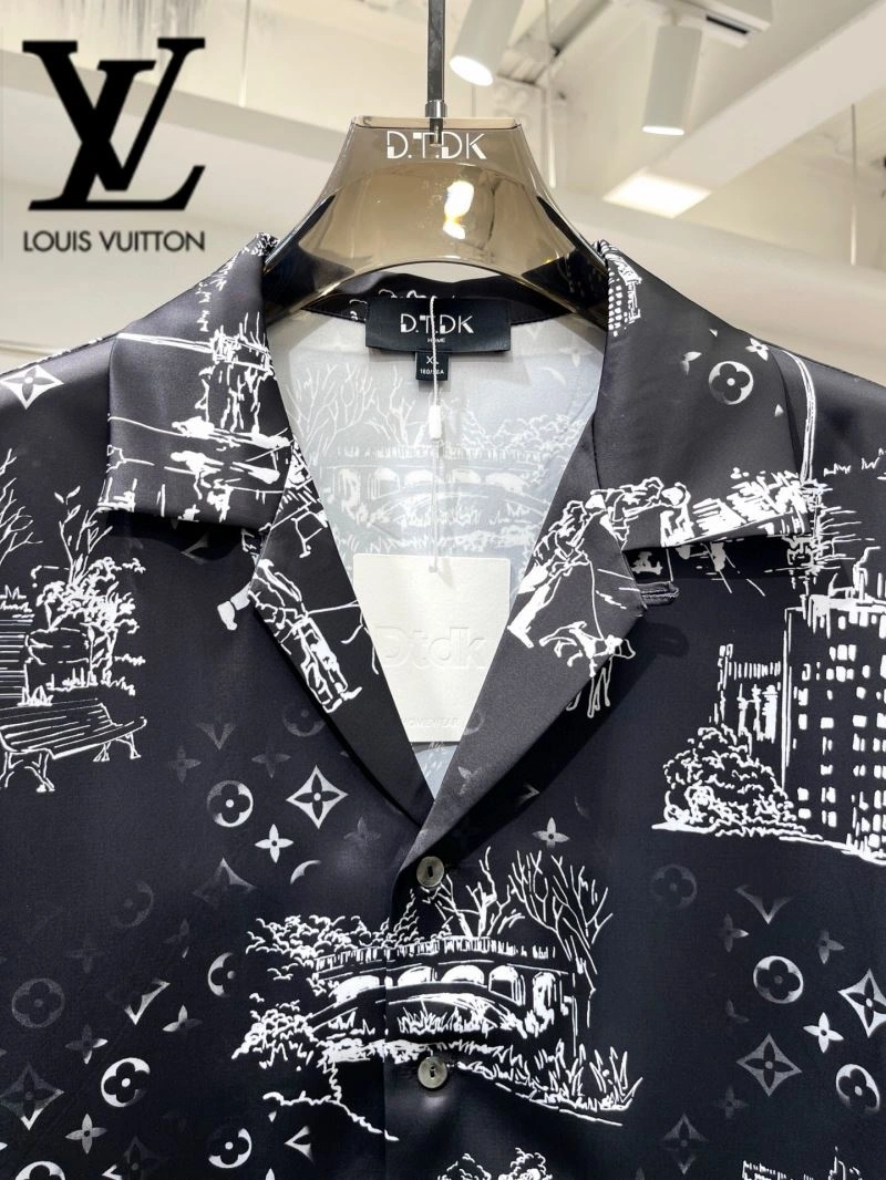 Durable Louis Vuitton Short Suits 131983