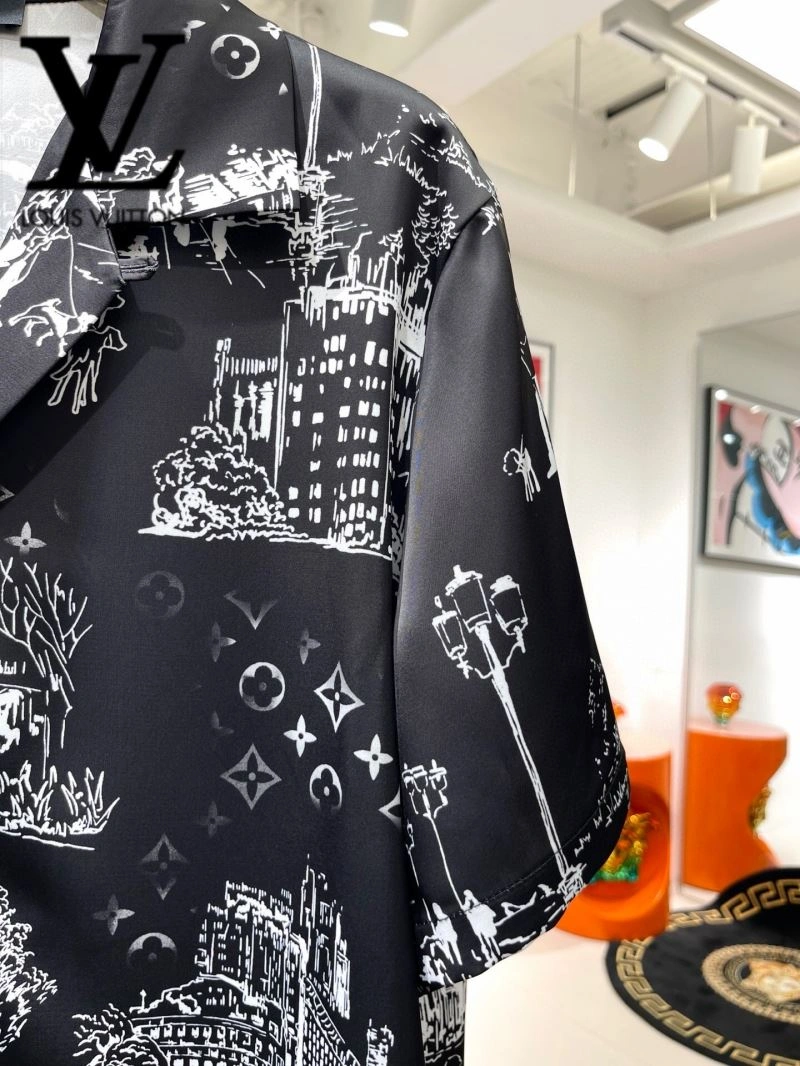 Durable Louis Vuitton Short Suits 131983