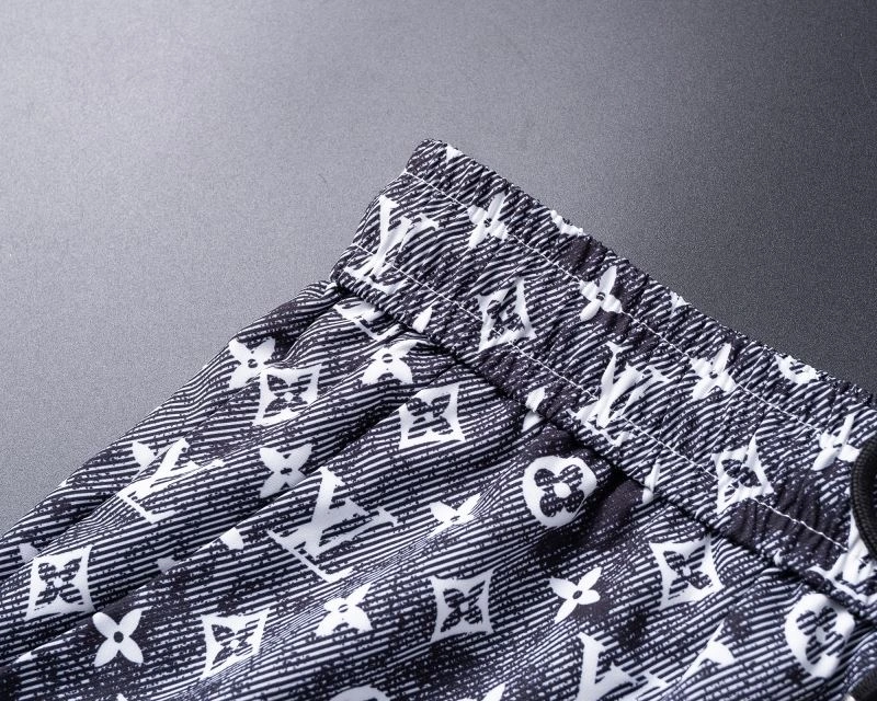 SmoothTexture Louis Vuitton Short Suits 139138