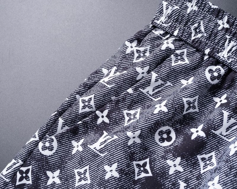 SmoothTexture Louis Vuitton Short Suits 139138