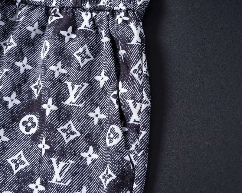 SmoothTexture Louis Vuitton Short Suits 139138