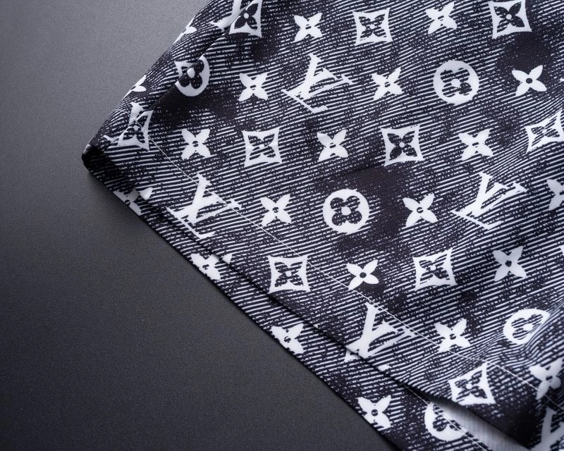 SmoothTexture Louis Vuitton Short Suits 139138