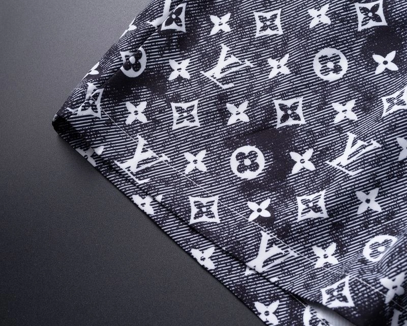 SmoothTexture Louis Vuitton Short Suits 139138