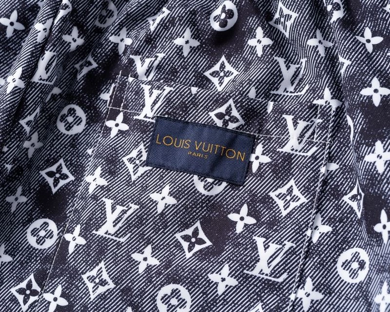 SmoothTexture Louis Vuitton Short Suits 139138