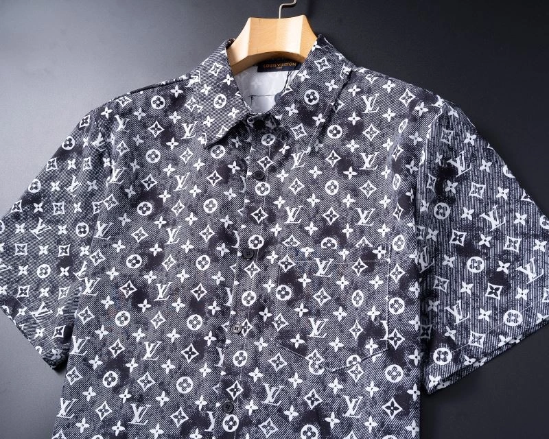 SmoothTexture Louis Vuitton Short Suits 139138