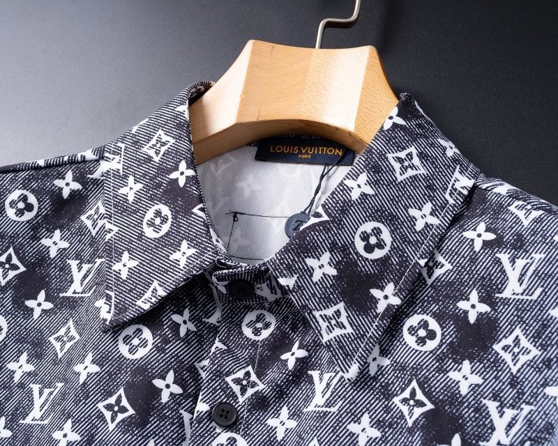 SmoothTexture Louis Vuitton Short Suits 139138
