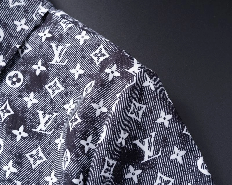 SmoothTexture Louis Vuitton Short Suits 139138