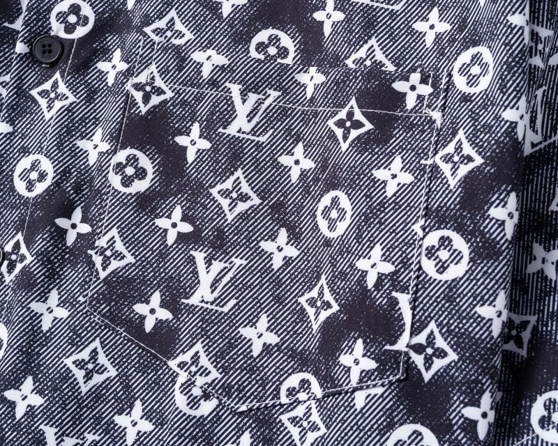 SmoothTexture Louis Vuitton Short Suits 139138