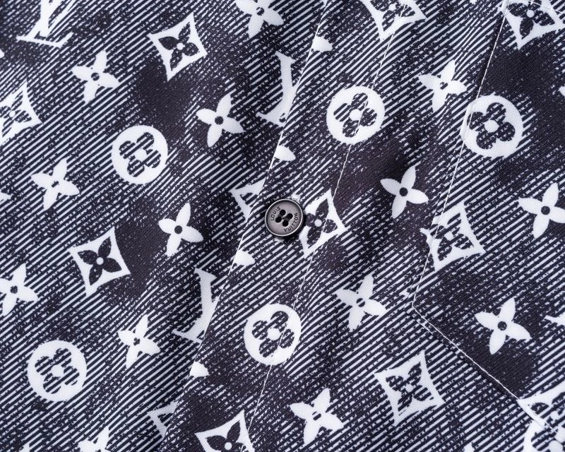 SmoothTexture Louis Vuitton Short Suits 139138