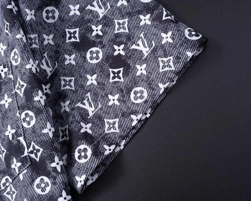 SmoothTexture Louis Vuitton Short Suits 139138