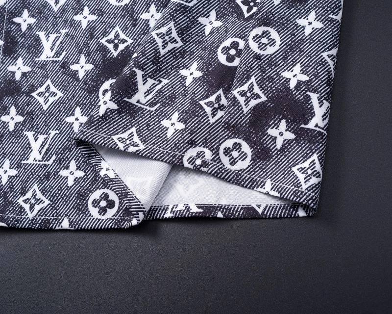 SmoothTexture Louis Vuitton Short Suits 139138