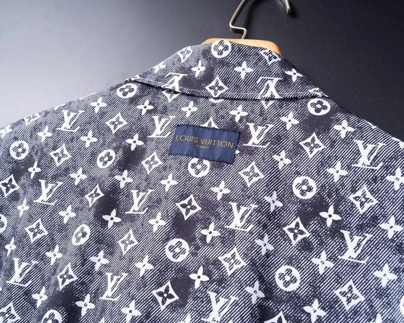 SmoothTexture Louis Vuitton Short Suits 139138
