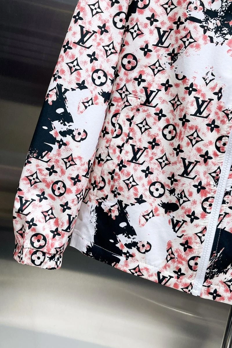 Sporty Louis Vuitton Short Suits 137324