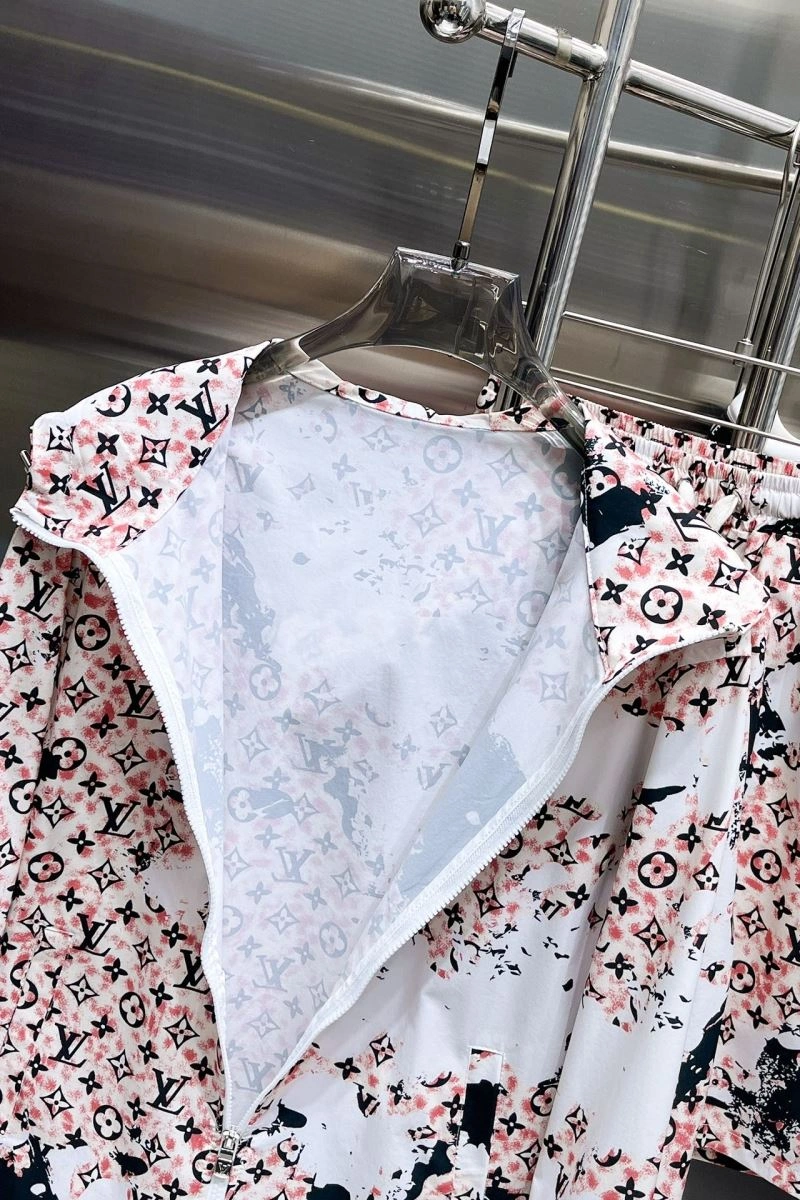 Sporty Louis Vuitton Short Suits 137324
