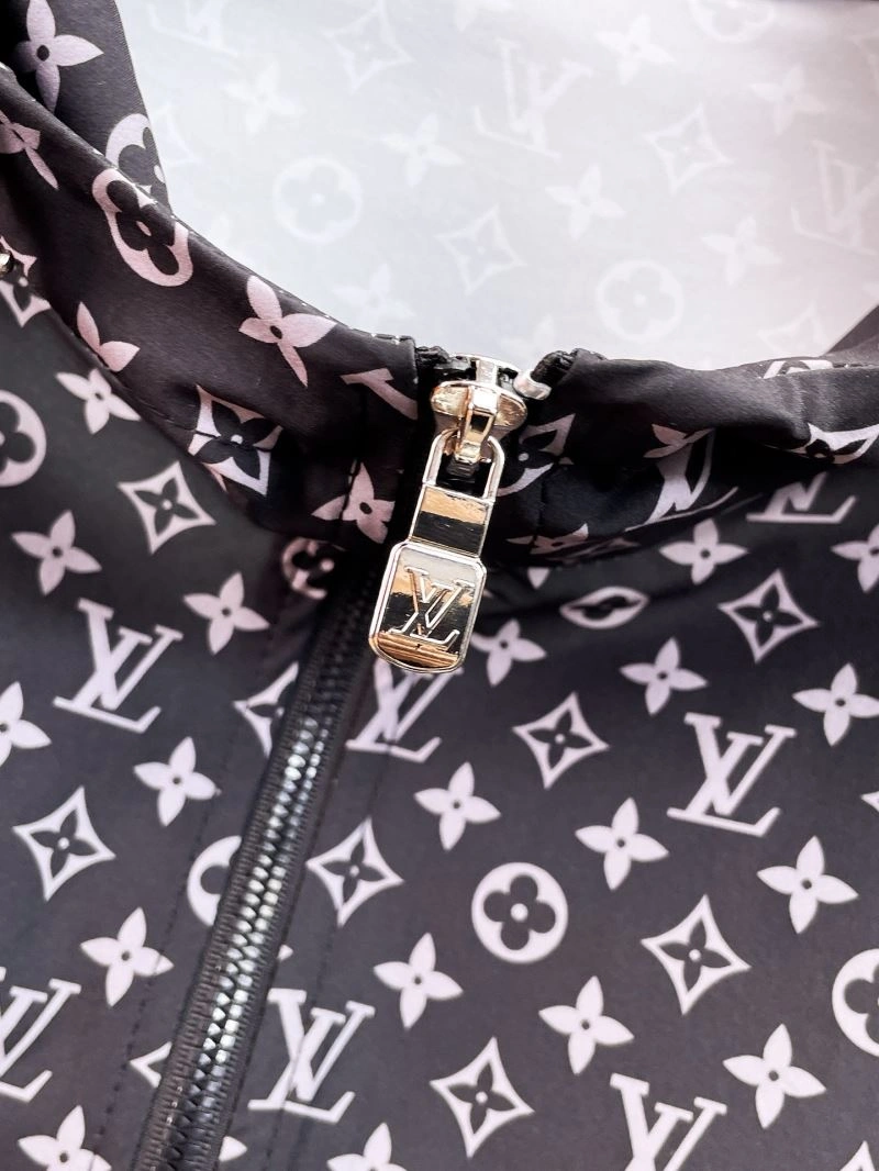 Stretchable Louis Vuitton Short Suits 136341