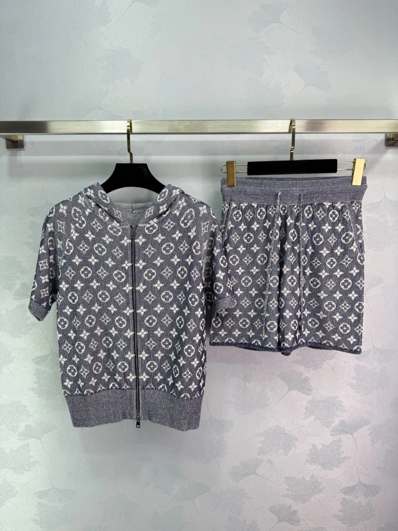 HighQuality Louis Vuitton Short Suits 131026