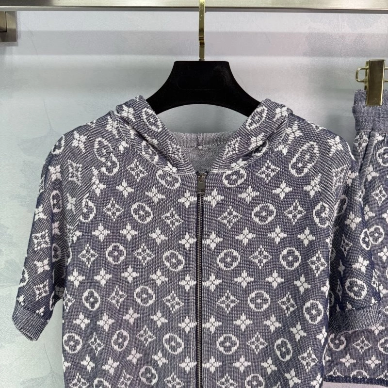HighQuality Louis Vuitton Short Suits 131026