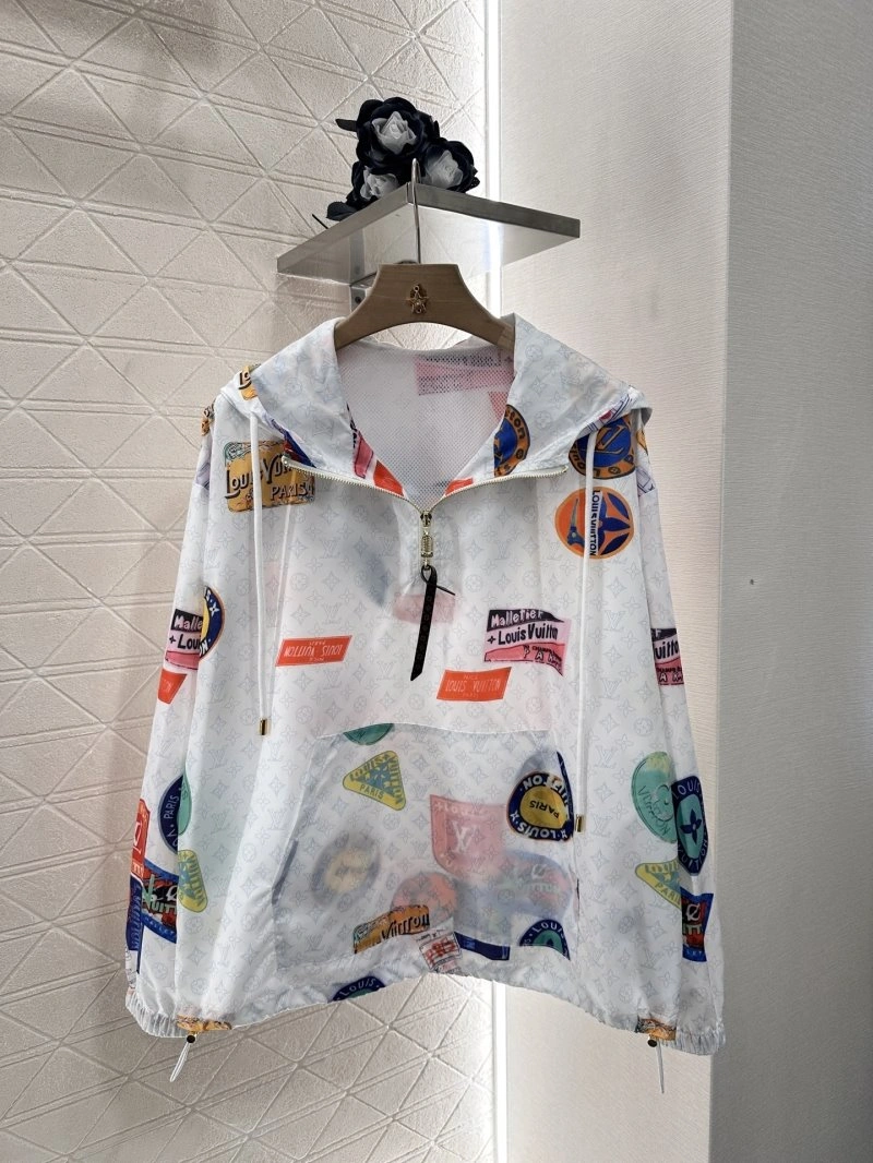TechFriendly Louis Vuitton Short Suits 131683