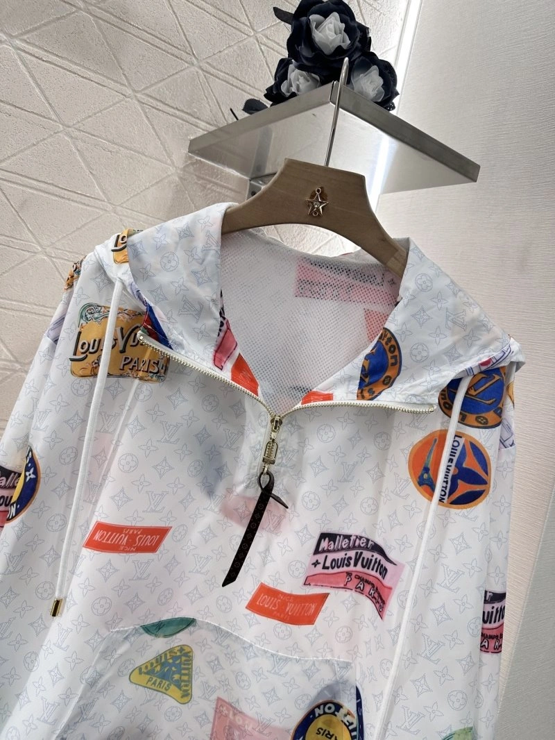 TechFriendly Louis Vuitton Short Suits 131683