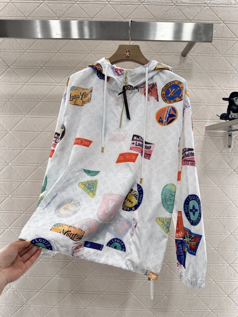 TechFriendly Louis Vuitton Short Suits 131683