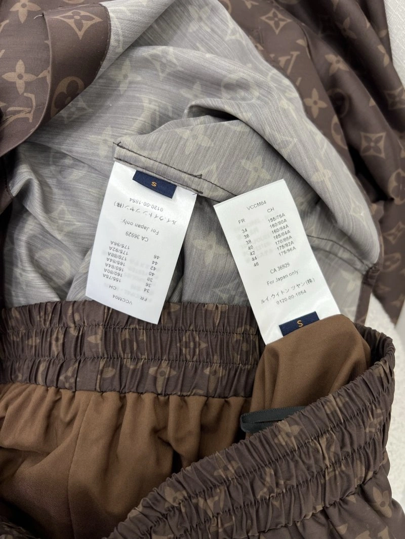 Unisex Louis Vuitton Short Suits 131663