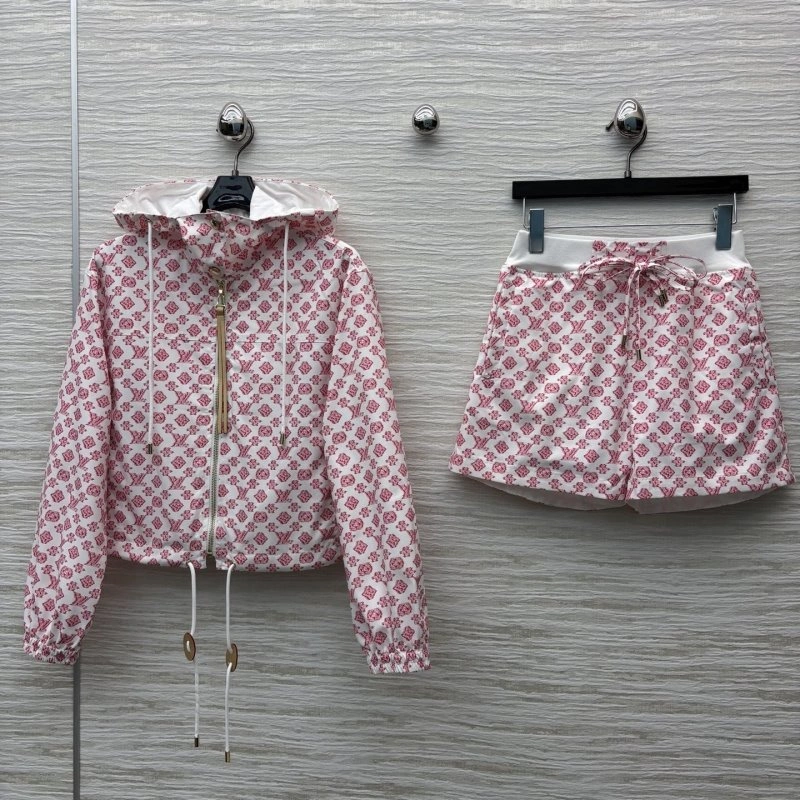 Flexible Louis Vuitton Short Suits 131667