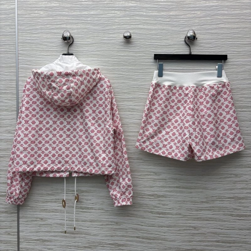 Flexible Louis Vuitton Short Suits 131667