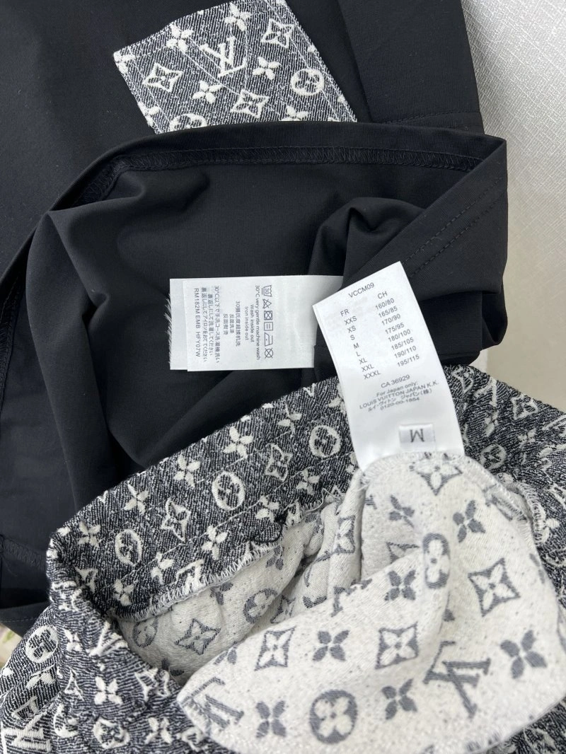 Louis Vuitton Short Suits Durable 131656