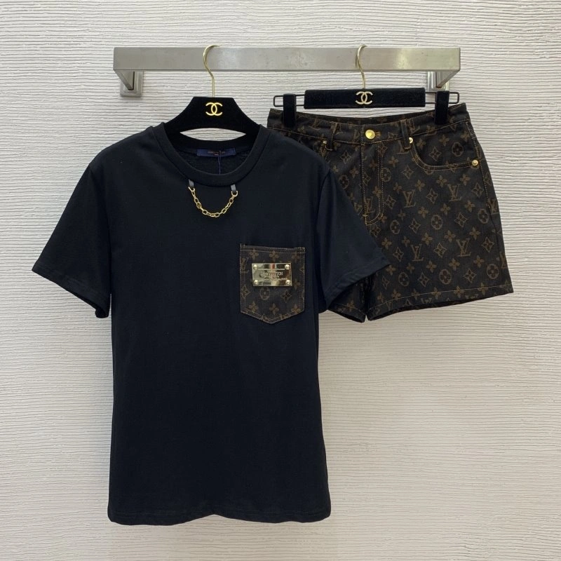 Louis Vuitton Short Suits Breathable 130631