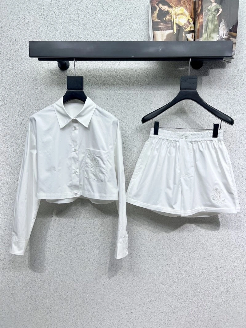 Effortless Louis Vuitton Short Suits 131359