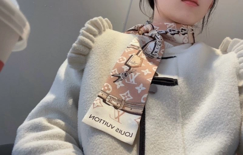Trendsetting Louis Vuitton Silk 272049