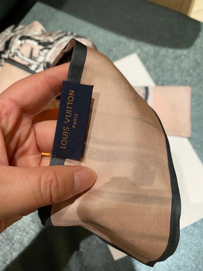 Louis Vuitton Silk Refined 272470