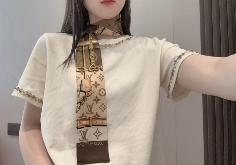 Sleek Louis Vuitton Silk 272606