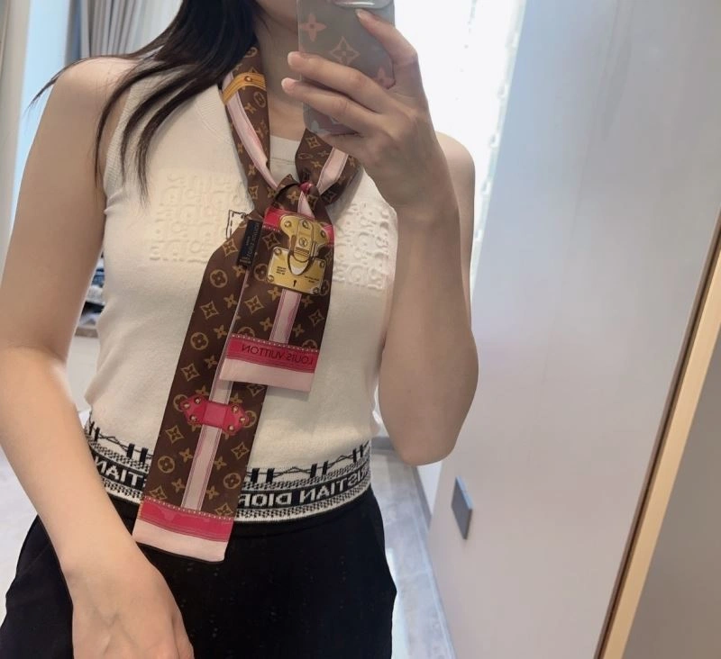 Louis Vuitton Silk Youthful 272594