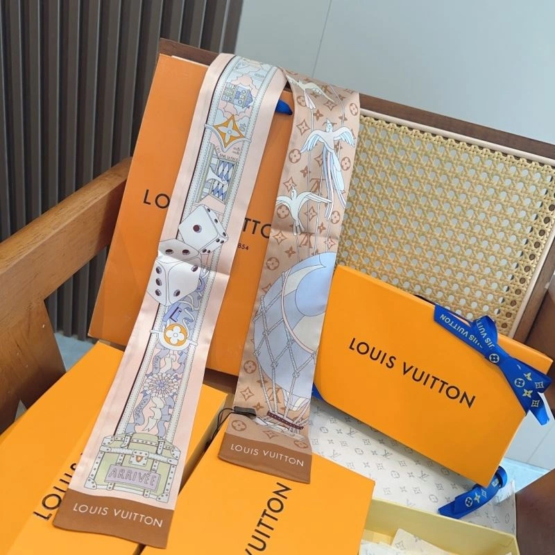Louis Vuitton Silk Unique 272601