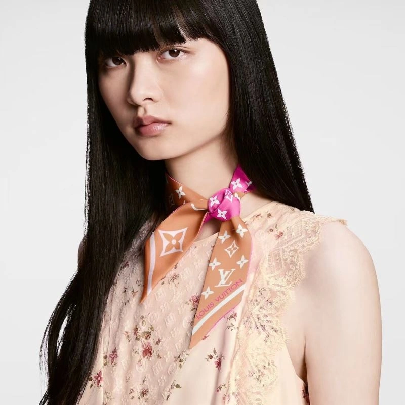 Contemporary Louis Vuitton Silk 272567