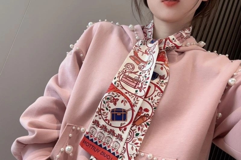 Louis Vuitton Silk Unique 272563