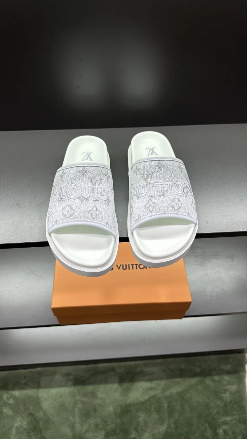 Bold Louis Vuitton Slippers 30571