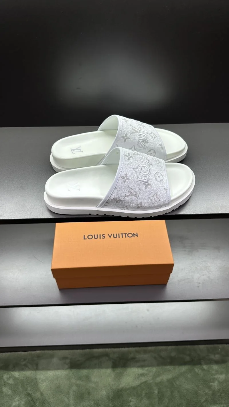Bold Louis Vuitton Slippers 30571