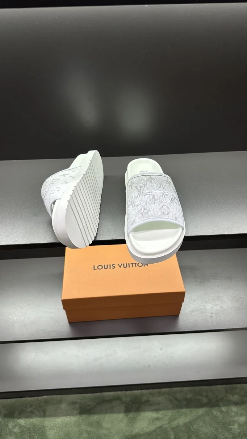 Bold Louis Vuitton Slippers 30571
